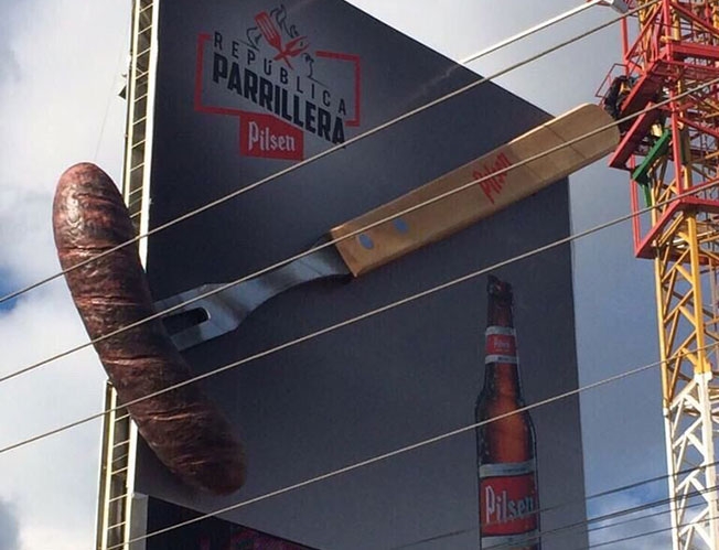 Пивной бренд Republica Parrillera Pilsner установил необычный биллборд в Коста-Рике, который притягивает внимание водителей.