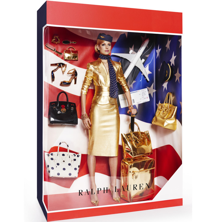 Модели Магдалена Фронцковяк и Элизабет Эрм предстали в образе кукол брендов класса люкс в упаковке в фотосессии для Vogue, Париж.