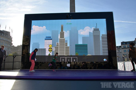 Microsoft решила привлечь внимание к своим новым планшетным компьютерам гигантскими копиями Surface 2 и Surface Pro