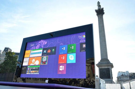 Microsoft решила привлечь внимание к своим новым планшетным компьютерам гигантскими копиями Surface 2 и Surface Pro