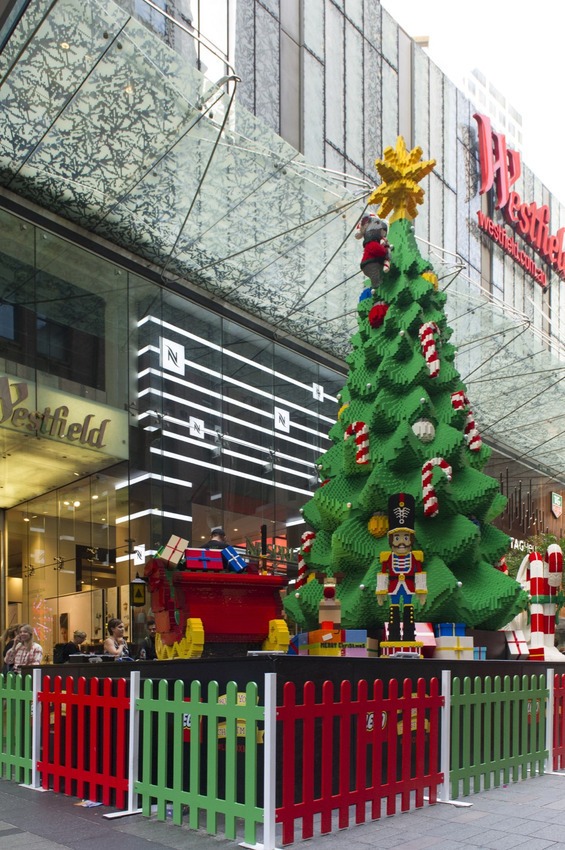 В Сиднее появилась 10-метровая рождественская елка из кирпичиков Lego.
