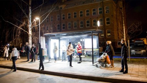 Энергетическая компания в Северной Швеции проводит кампанию с целью помочь жителям в борьбе с сезонной хандрой. Umeå оборудовала 30 автобусных остановок специальными лампочками, чтобы помочь прохожим побороть зимнюю депрессию.