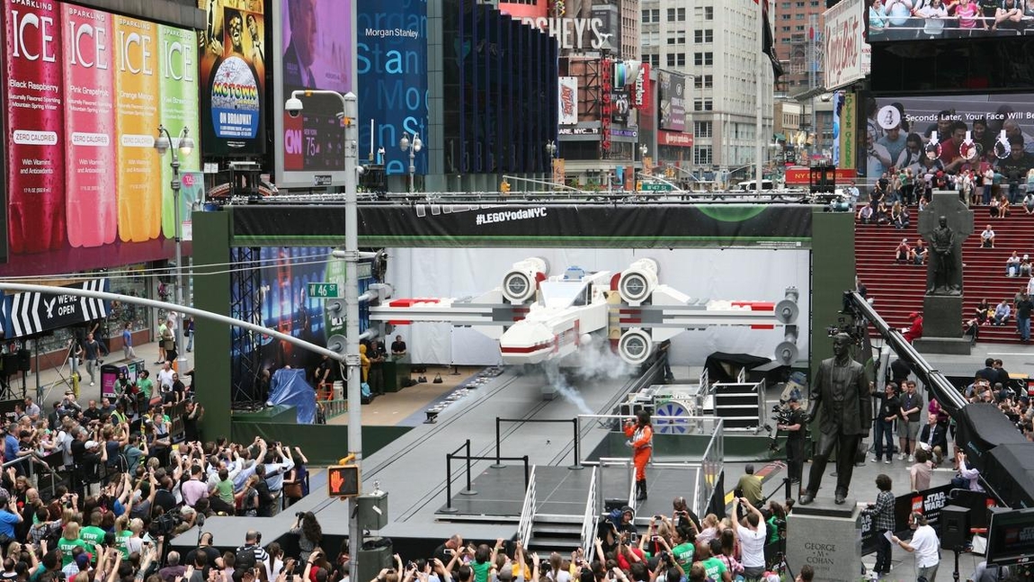 Lego представил звездный истребитель X-Wing в натуральную величину, собранный полностью из кирпичиков Lego, на Times Square.