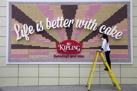 Mr Kipling создал первый билборд из пирожных в рамках рекламной кампании Жизнь лучше с пирожным