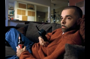 Budweiser вдохновляет звонить близким во время карантина с помощью культового ролика