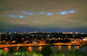 В украинских городах в небо направили лучи света в рамках акции «Стоп культурный карантин»