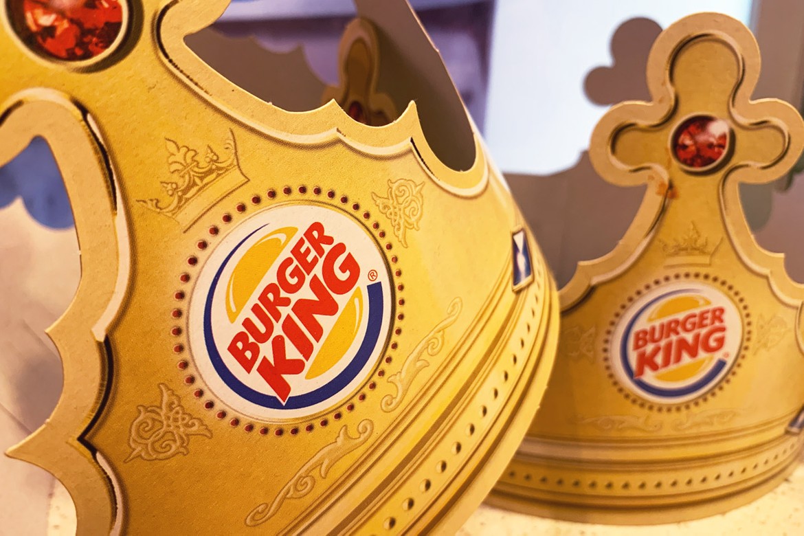 Burger King представил гигантские короны, чтобы обеспечить дистанцию