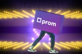 Танцюючі ноги прорекламували безплатну доставку Prom