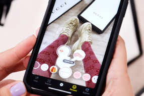 Gucci предлагает примерить и купить обувь на Snapchat