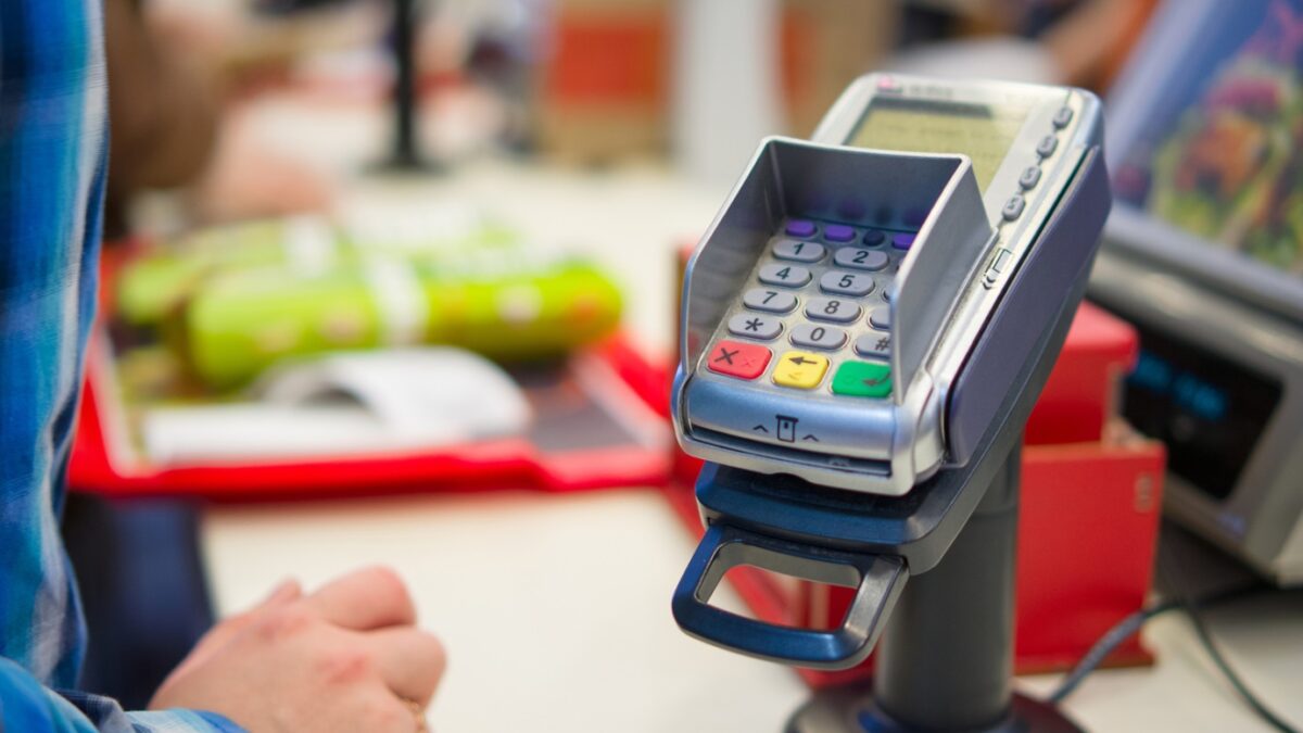 Visa запустила в Украине сервис для снятия наличных на кассах магазинов