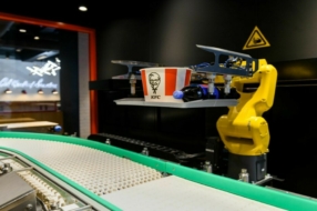 KFC открыл бесконтактный ресторан с роботом