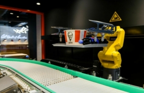 KFC открыл бесконтактный ресторан с роботом