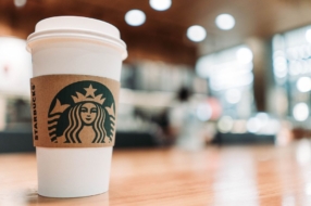 Starbucks приостановит размещение рекламы в сетях