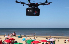 Domino’s Pizza доставила пиццу на пляж с помощью дрона