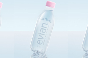 Evian выпустил бутылку из переработанного пластика и без этикетки