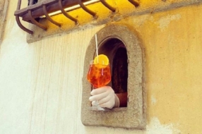 В Италии вновь начали продавать напитки через «винные окна»