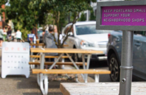 Крошечные билборды призвали помочь малому бизнесу