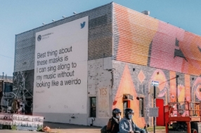 Twitter превратил твиты о ношении масок в билборды