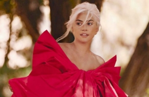 Леди Гага поет в рекламе нового аромата Valentino