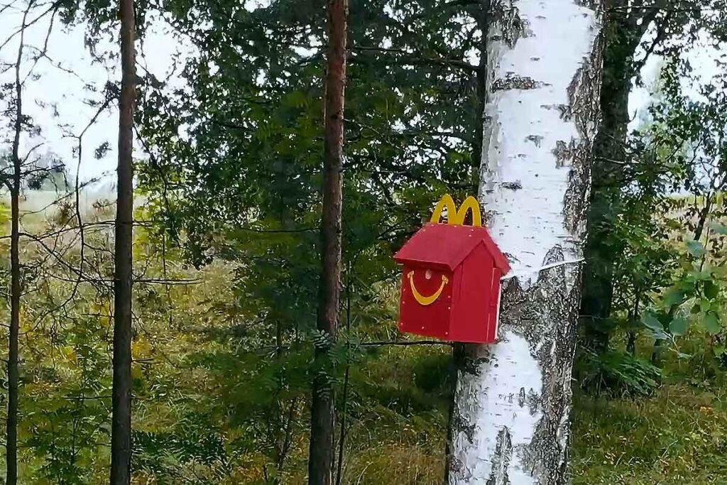 McDonald’s создал скворечники в виде упаковок Хэппи Мил