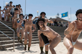 40 мужчин в масках появились на пляже Австралии в рамках промо «Борат 2»
