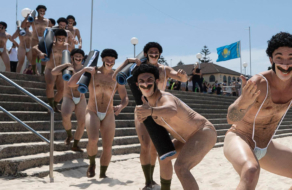 40 мужчин в масках появились на пляже Австралии в рамках промо «Борат 2»