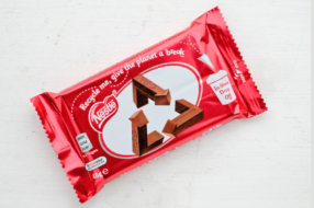 KitKat изменил логотип, чтобы напомнить о переработке пластика