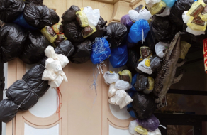 Киевский ресторан украсили мусором в преддверии Хеллоуина