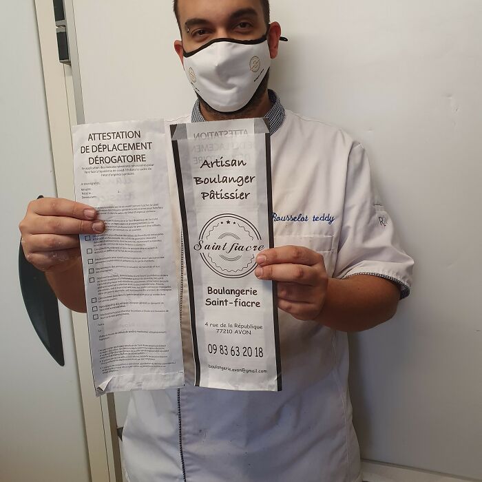 Владелец пекарни использовал упаковку для багетов в качестве сертификатов во время локдауна. ФОТО