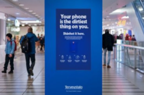 В Финляндии билборды превратили в терминалы по дезинфекции телефонов