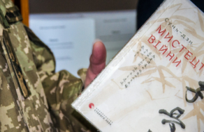 «Бібліотека для героїв»: Yakaboo передала військовослужбовцям 500 книжок