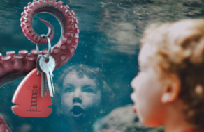 Осьминог и краб предлагают забрать ключи от жилья в рекламе ЖК
