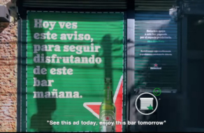 Heineken помог закрытым барам, купив их роллеты под рекламу