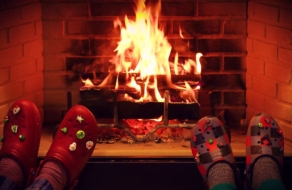 Crocs выпустили 6-часовое видео с сжиганием рождественского полена
