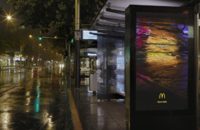 McDonald’s рассказал о бургерах с помощью отражений света на улицах