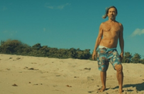 Игги Поп вселяет надежду на летний отдых в рекламе On The Beach