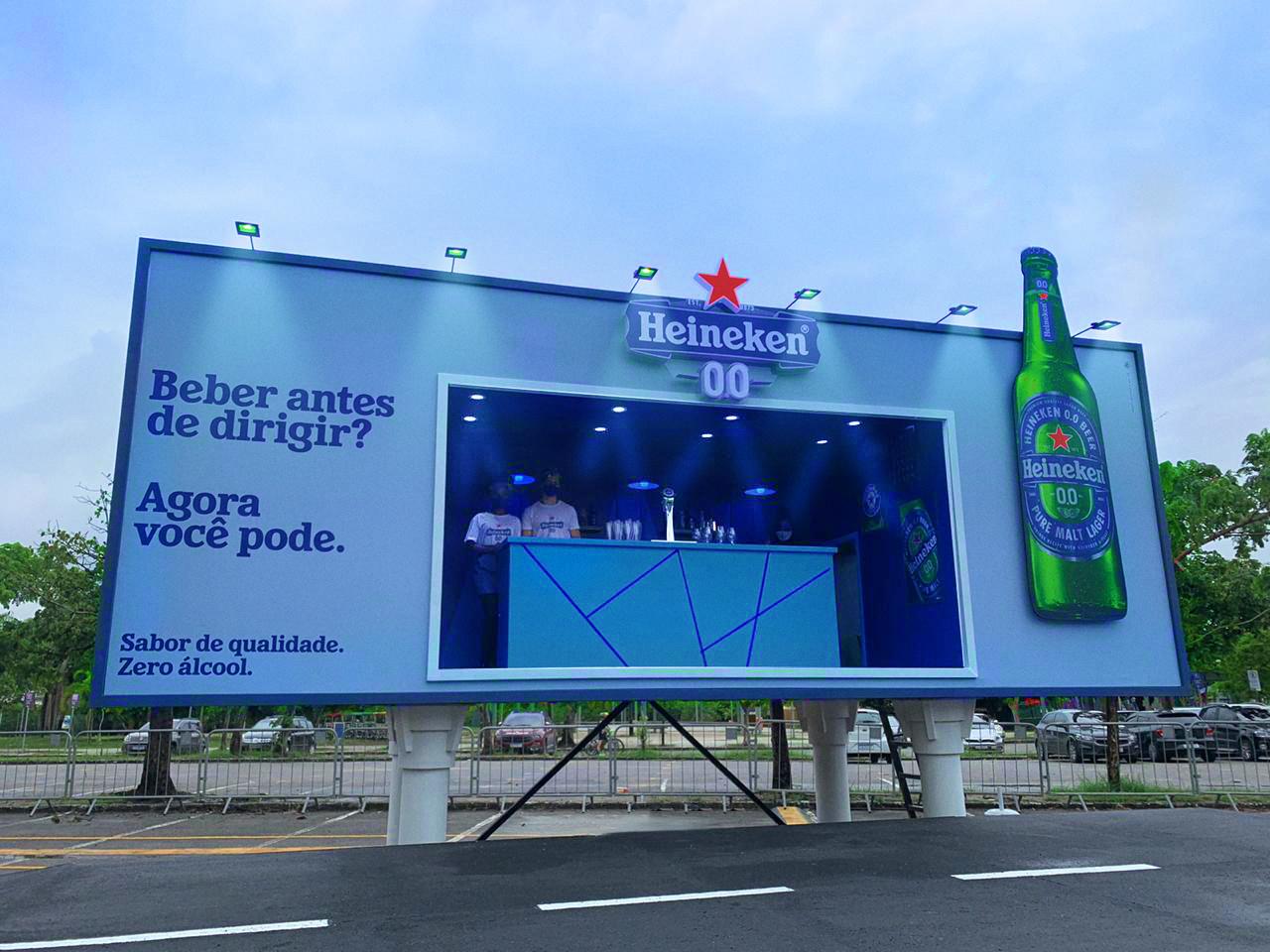 Heineken превратил билборд в бар для промо пива