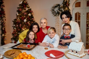 Алла Мазур, Наталья Мосейчук и Маричка Падалко снялись в новогоднем промо-ролике «1+1» вместе с детьми