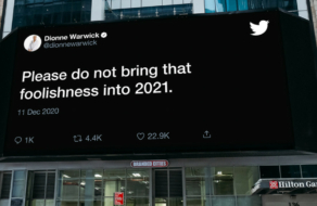 Twitter разместил билборды с твитами об уходящем 2020 годе