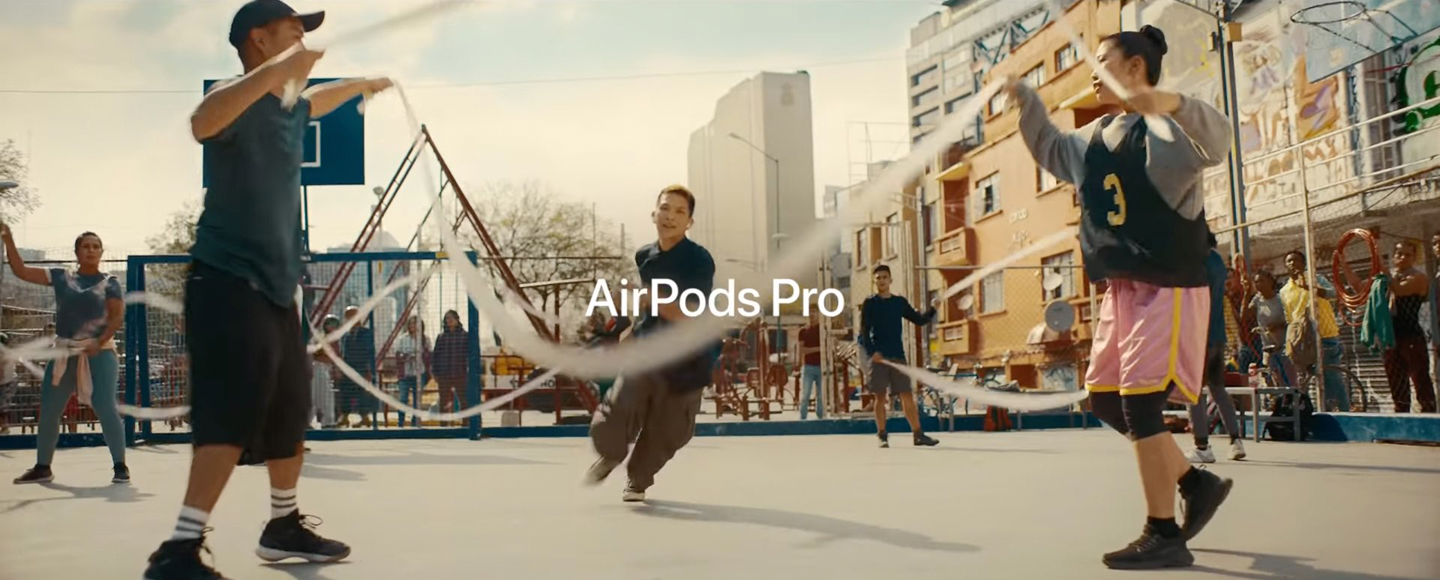 Apple превратила мир в игровую площадку в промо AirPods Pro