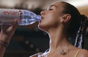 Дуа Липа снялась в первой глобальной кампании Evian от W+K