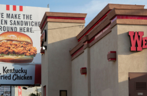 KFC разместил билборды с промо нового сэндвича рядом с конкурентами