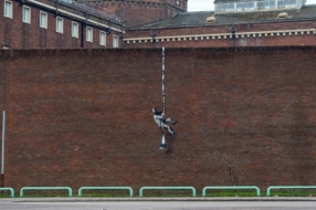 Бэнкси показал видео создания граффити на здании тюрьмы в Британии