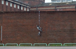 Бэнкси показал видео создания граффити на здании тюрьмы в Британии
