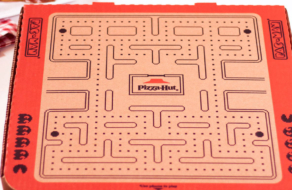 Покупатели могут сыграть в видеоигру с помощью упаковки Pizza Hut
