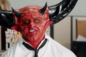 Сатана сеет хаос в телеком-компании в рекламе Mint Mobile