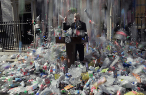 Greenpeace забросал Бориса Джонсона пластиком в новой кампании