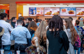 Burger King пугает очередями в серии принтов