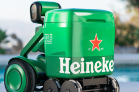 Heineken создал робота, который сопровождает с охлажденным пивом