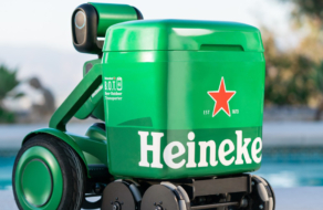 Heineken создал робота, который сопровождает с охлажденным пивом